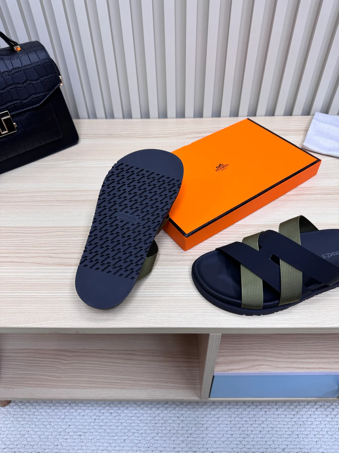 👟👟Ex-factory price 502👟👟 (Top version) Hermes 🐎The extremely popular couple's second uncle slippers/the latest snake print sandals and slippers, paired with various colorful socks, so trendy!  ———————— Upper: imported cowhide/sheep leather/cloth/palmprint leather lining: imported cowhide/sheepskin outsole: Tpu non-slip and wear-resistant outsole Female size: 35-42 (40.41.42 non-returnable and non-exchangeable) Male code: 39-45 (45 non-returnable and non-exchangeable)